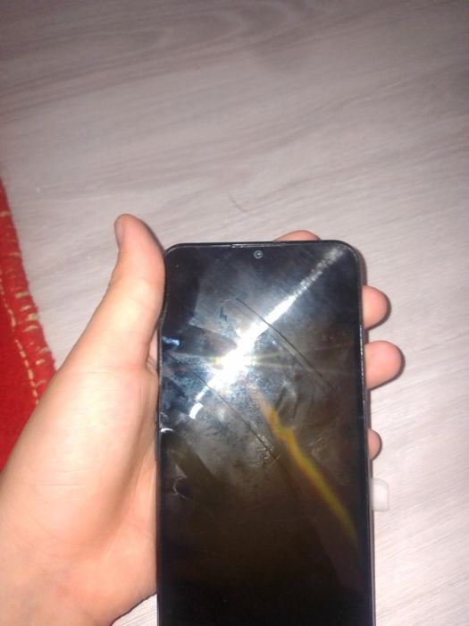 Telefon realme Yaxshi telefon ekrani kuygan qogan joyi yaxshi zor