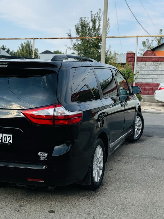 Тайота Сиенна 2017 года