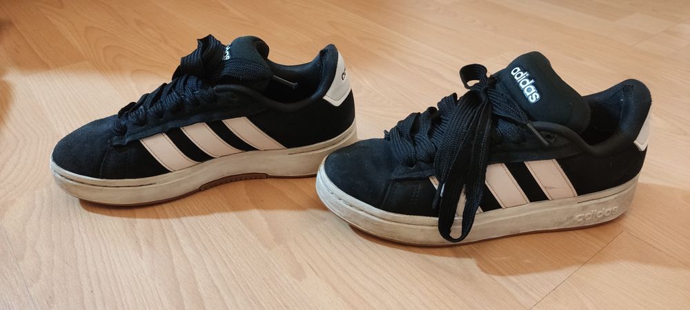 Черни adidas обувки