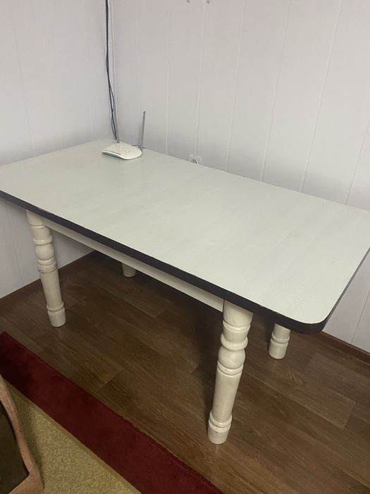 Стол без стульев