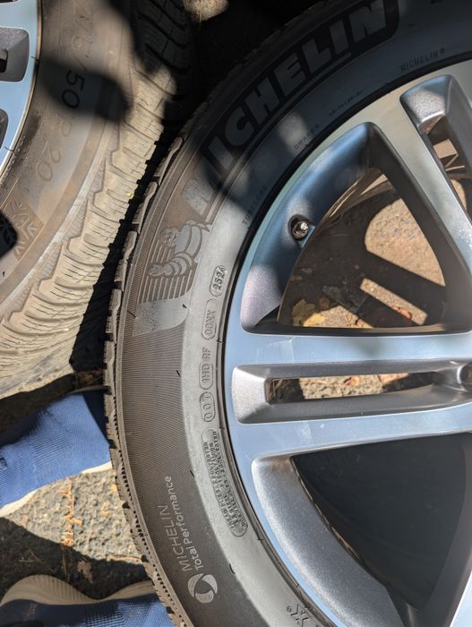 Jante și cauciucuri de iarna Mercedes impecabile echipate cu Michelin Pilot Alpin 5 SUV 275/50 R20 113V XL, DOT 2024