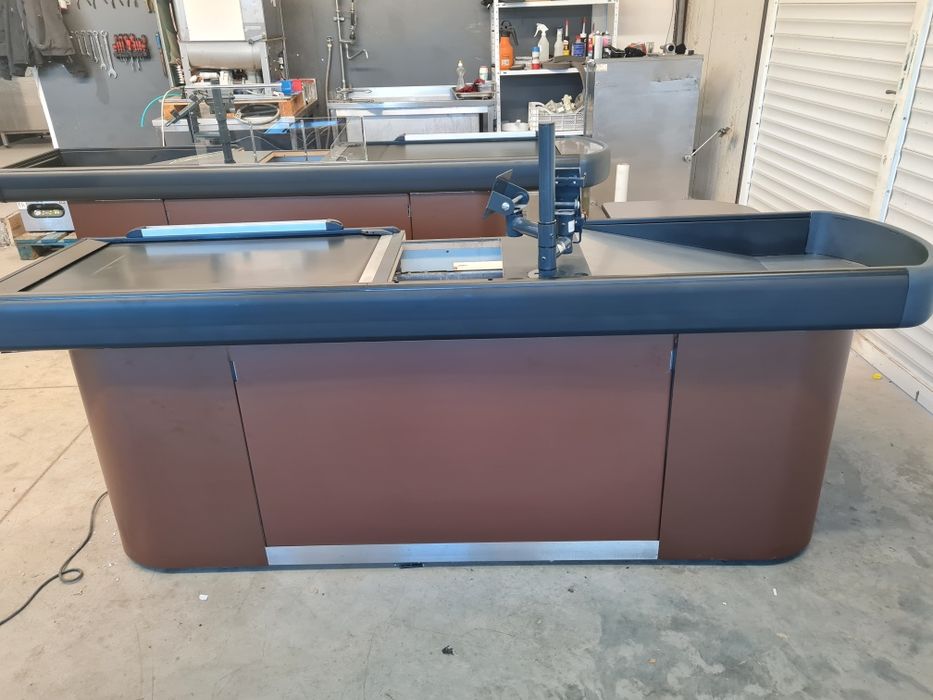 Касов бокс с подвижна лента