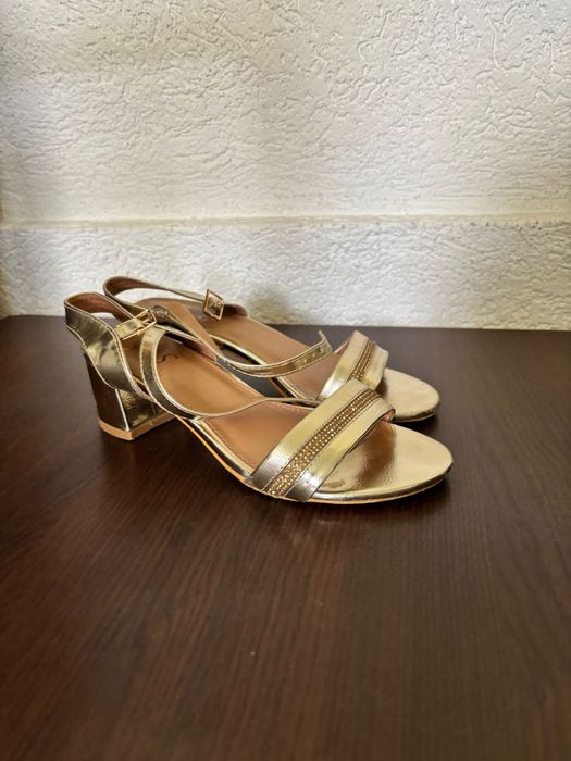 Дамски сандали с нисък ток