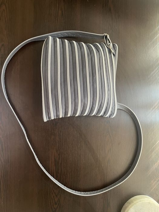 Сива текстилна чанта, лека и удобна