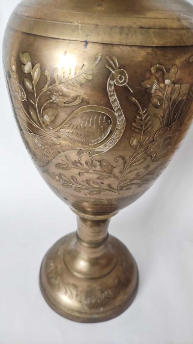 Много голяма и масивна ваза от бронз