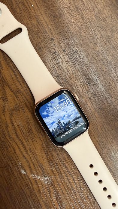 Продам Apple watch SE