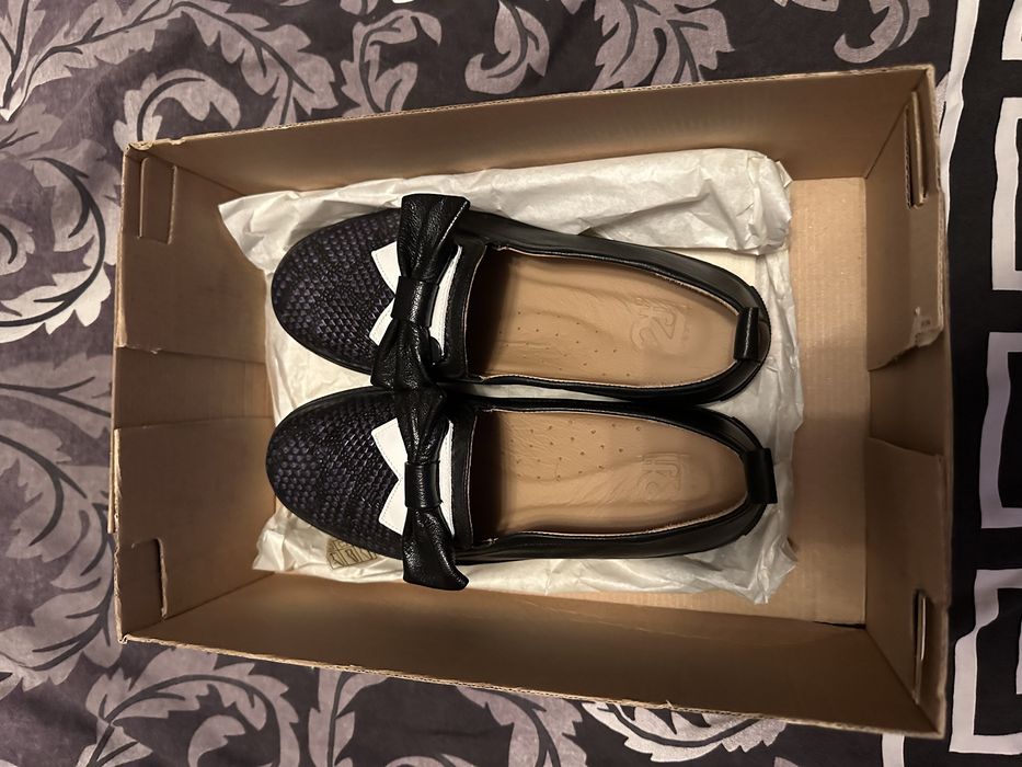 Дамски равни обувки с панделка