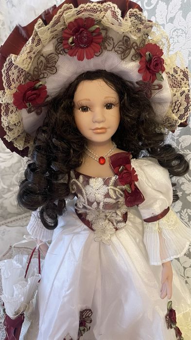 Кукла фарфоровая