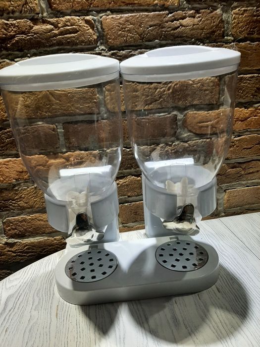 Устройство для выдачи хлопьев. Форма для выпечки.