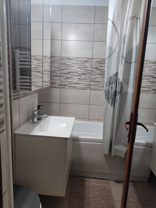 Inchiriez apartament cu 3 camere