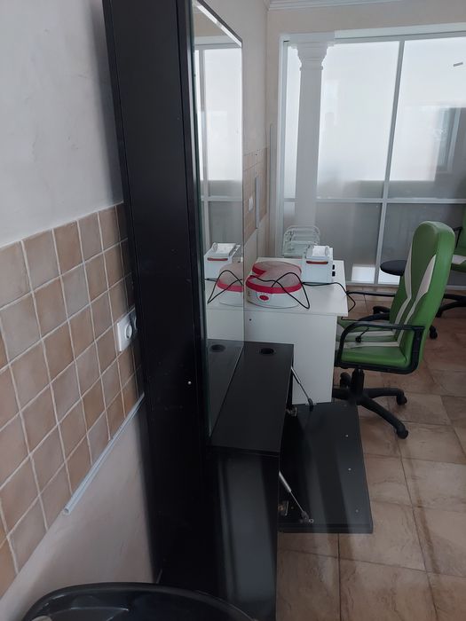 стул и стол парикмахера с зеркалом