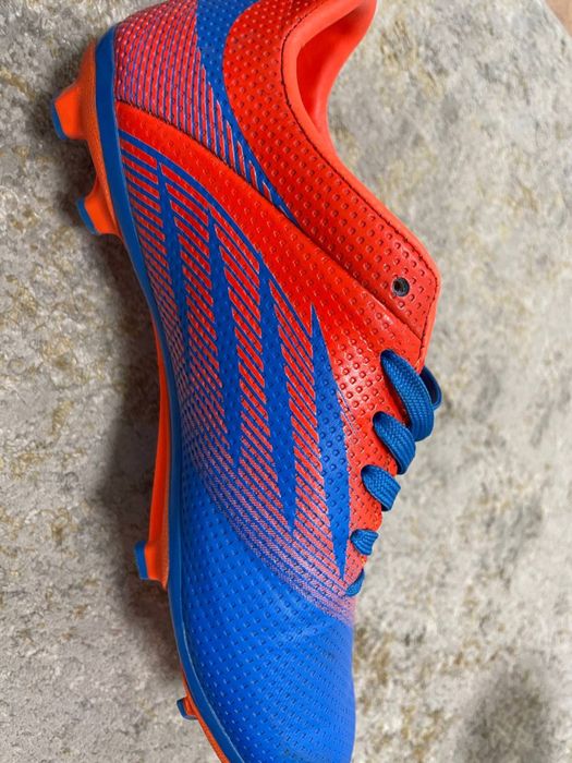 Футбольные бутсы сотилади.