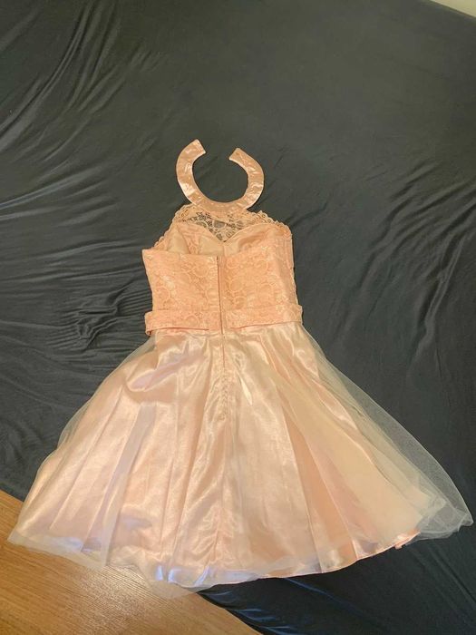 Прасковена шаферска рокля с дантела и тюл