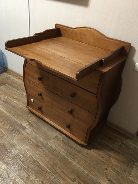 Кроватка + пелинальный столик /комод