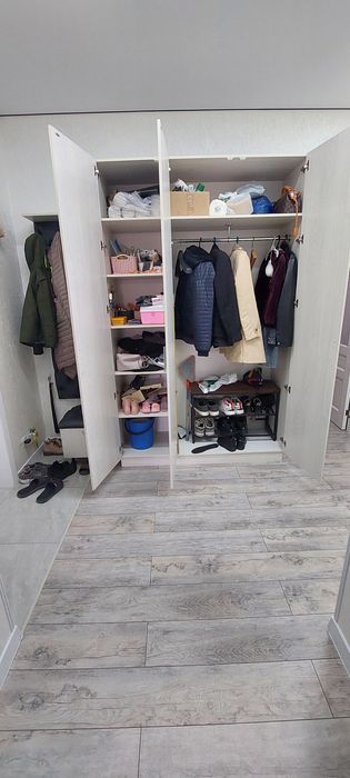 Продаю прихожию шкаф