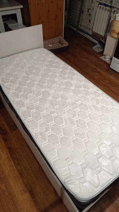 Продам кровать с матрасом