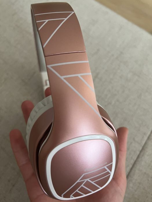 Розови слушалки с бели елементи