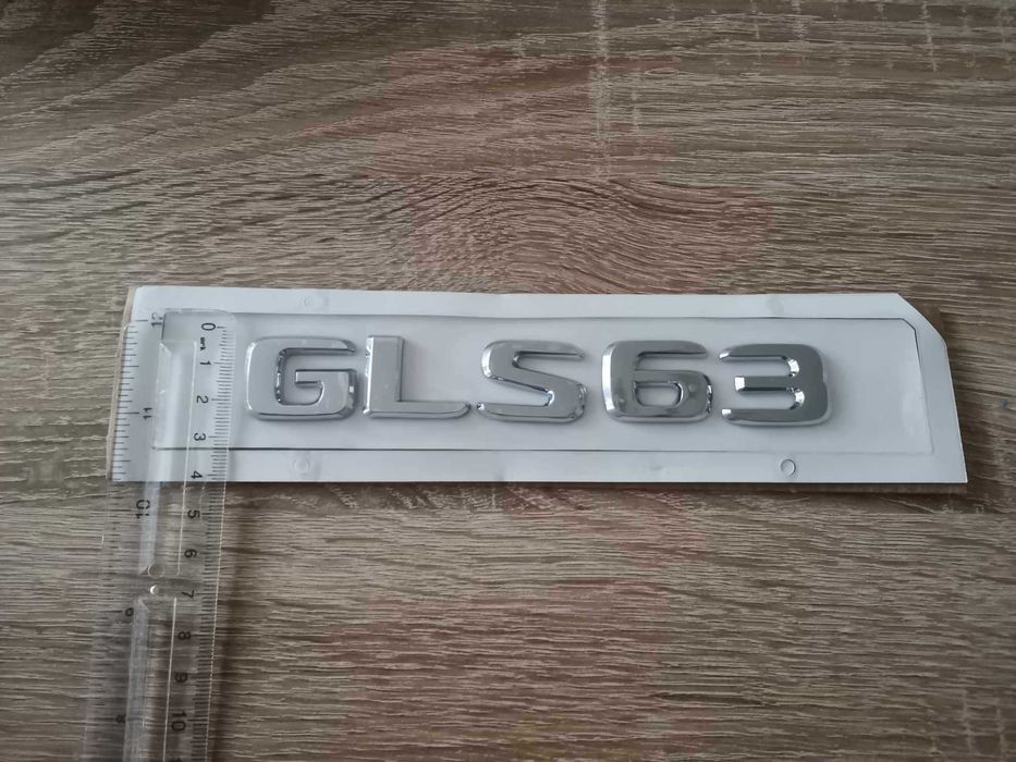 сребрист надпис Mercedes Benz GLS 63