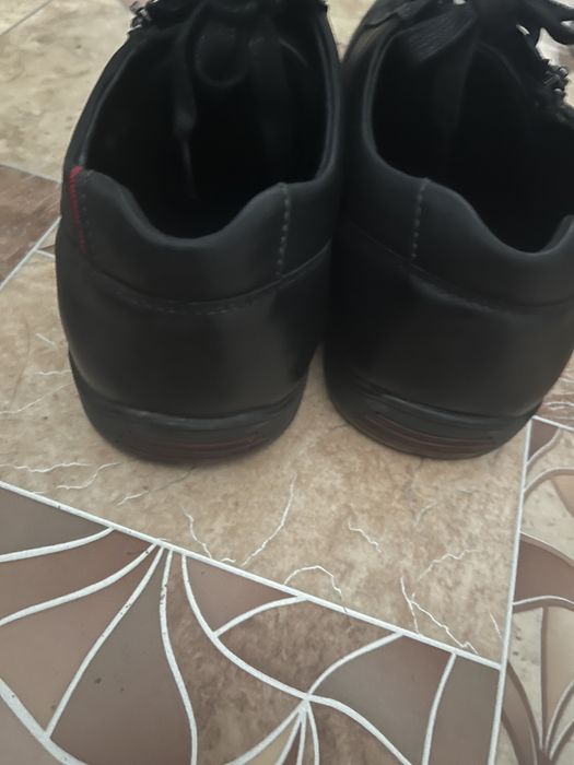 Продам кроссовки