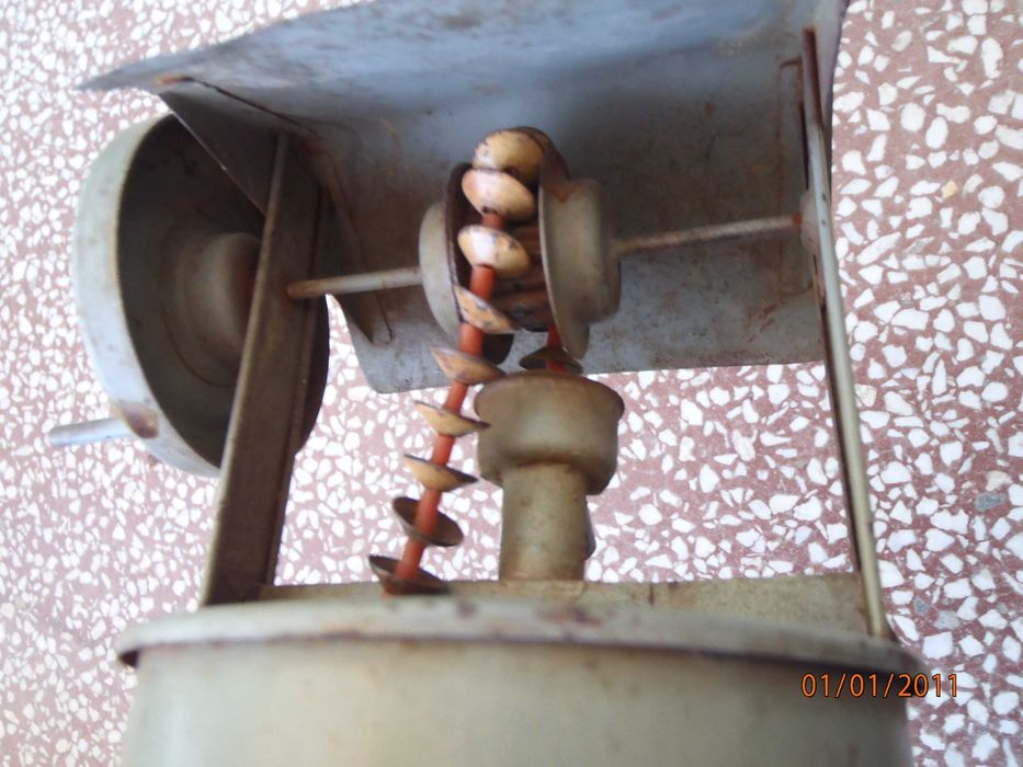 Ретро играчка метална – функциониращ кладенец от 30-те.