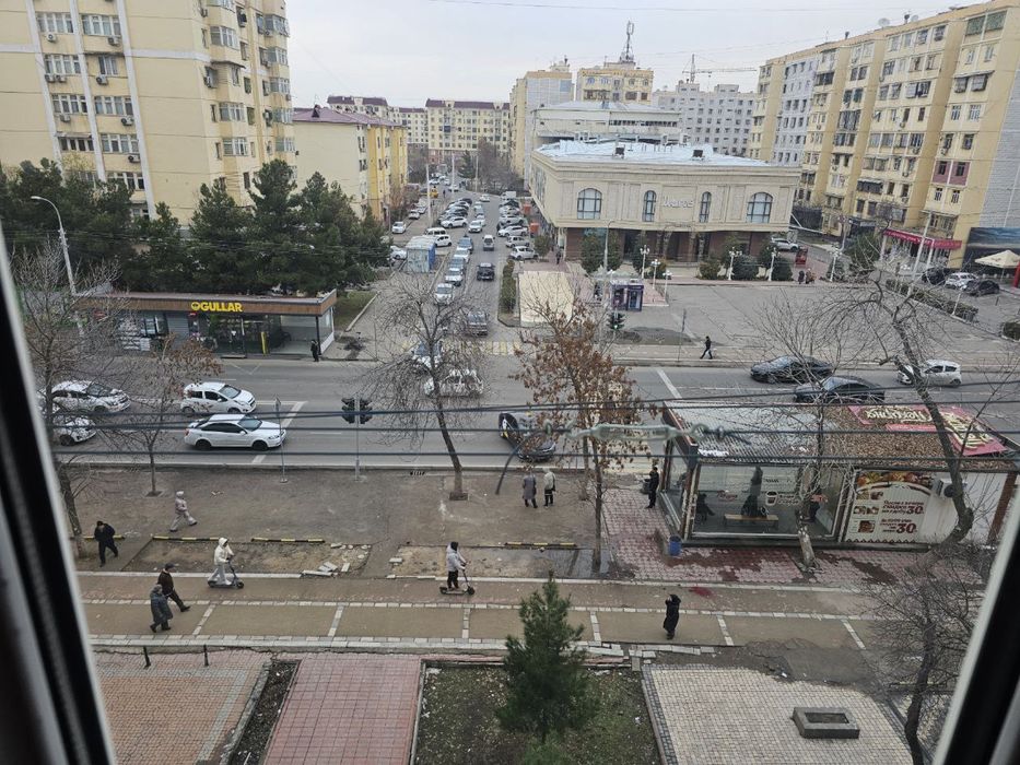 Продается 4 комнатная на Сергели-8а