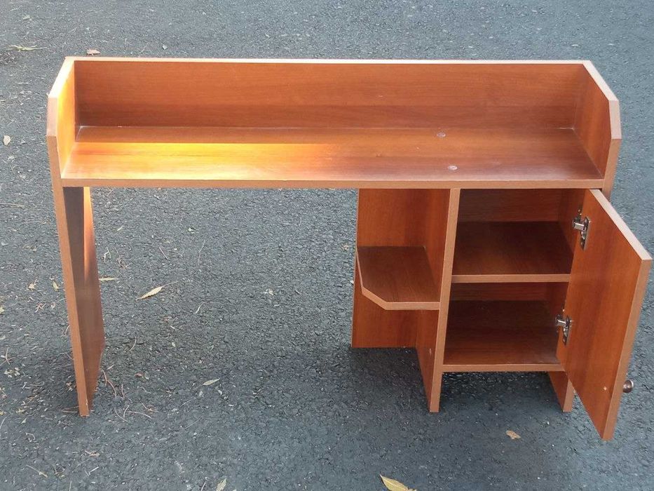 Полка для книг с дверцей