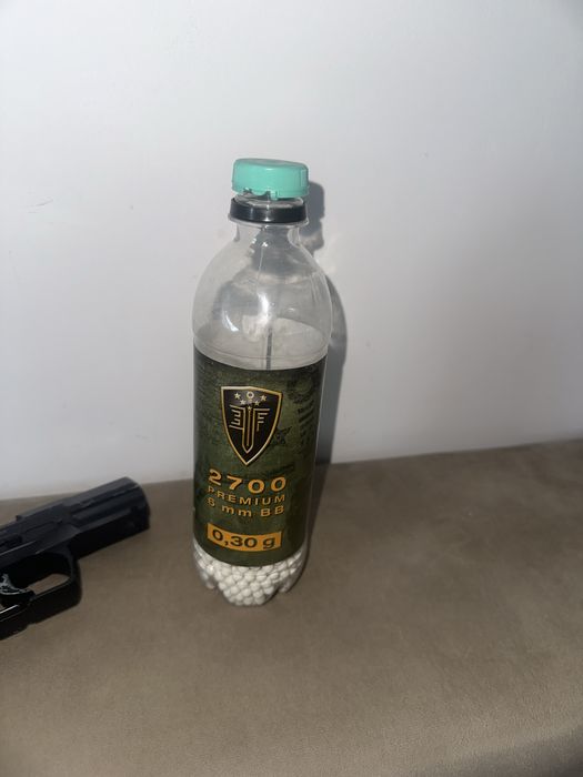 Pistol airsoft cu bile