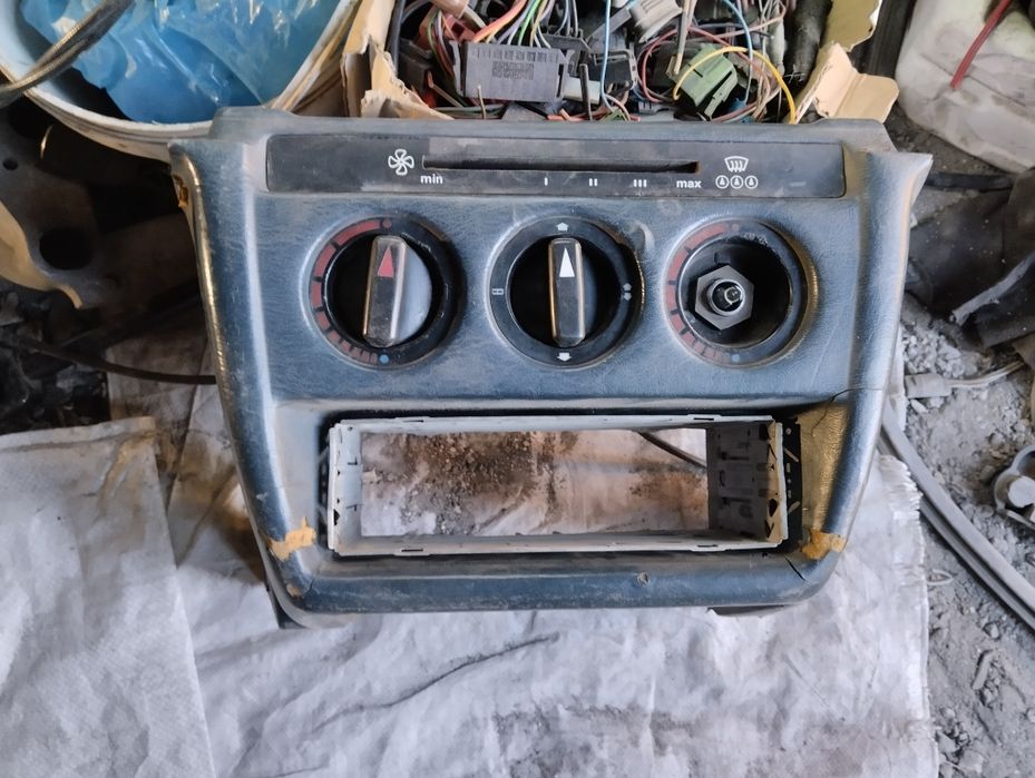 Элементы салона Мерседес 190 продам