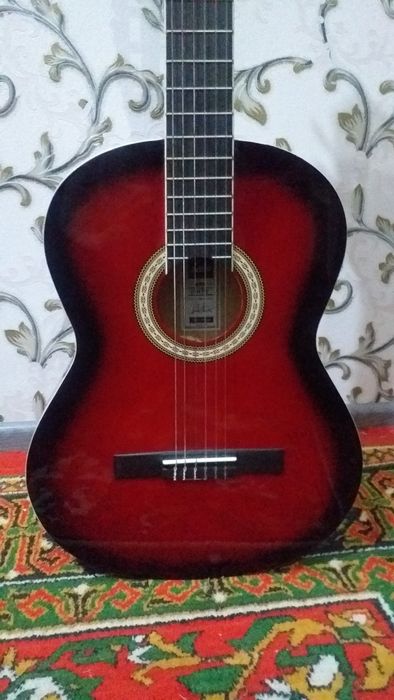 Klassik gitara sotiladi