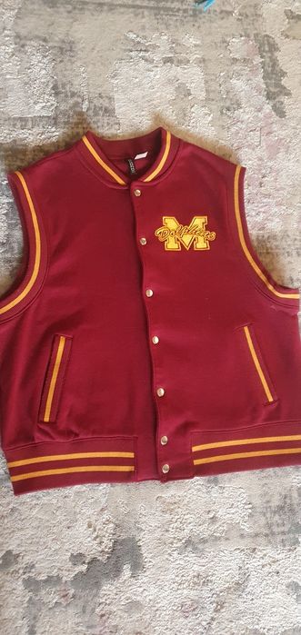 Vestă colegiu modernă