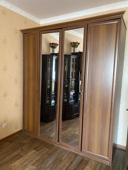 Шкаф платяной с двумя зеркалами