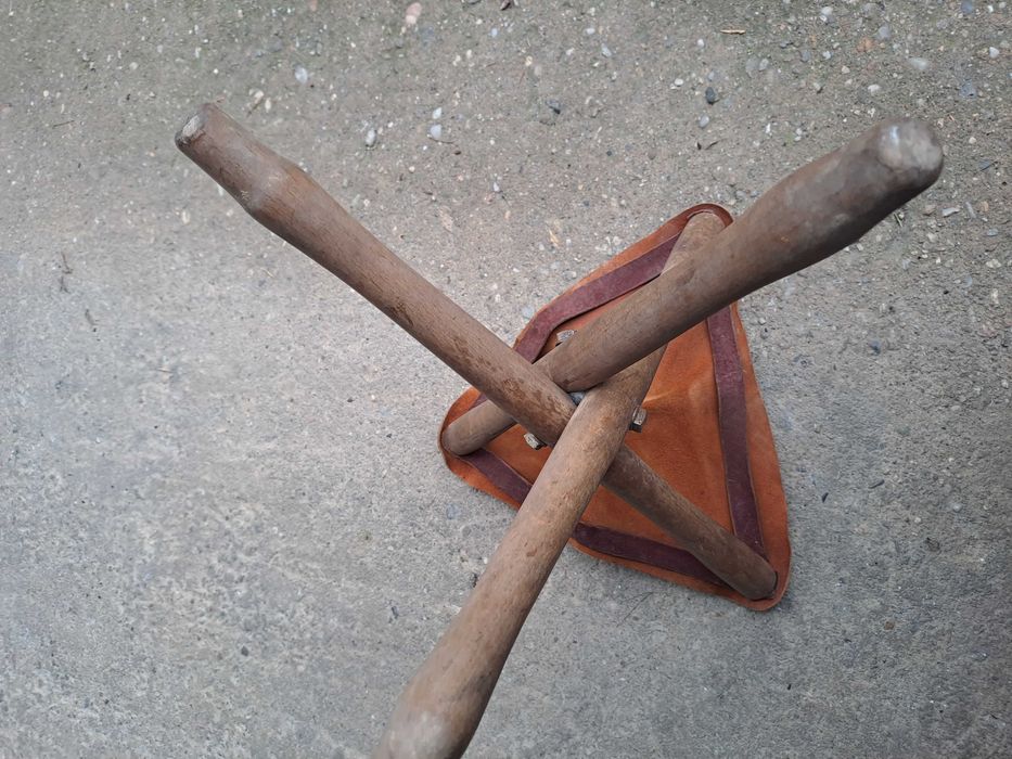 scaun vechi pescar lemn piele