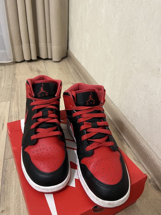Обувки Nike Air Jordan 1 Mid Bred
