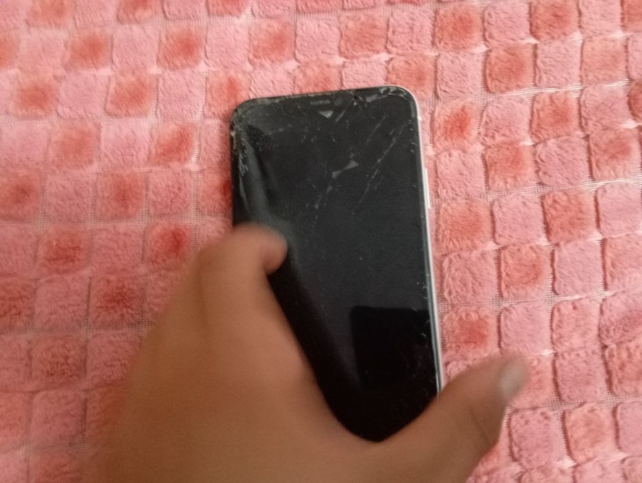 Vând iPhone 11 spart displeiul