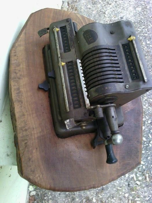 Стара сметачна ретро машина от началото на 19 век Ирис