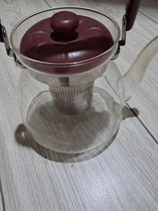 Бесплатно Чайник с заварником продам.