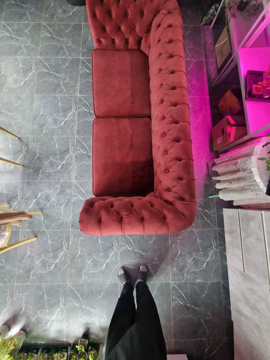 Диван бархатный красный