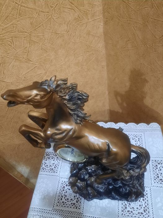 Настольно-каминные часы-статуэтка "Sweetti" в виде лошади, под бронзу.