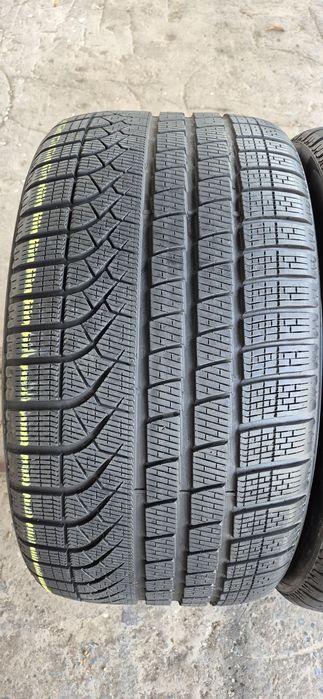 2 anvelope iarna Pirelli 305/30/21.Pretul este pe bucata.