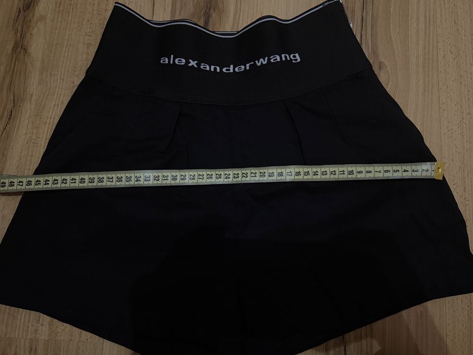 гещеризон Evis, блузка Balmain, къси панталонки Alexander Wang