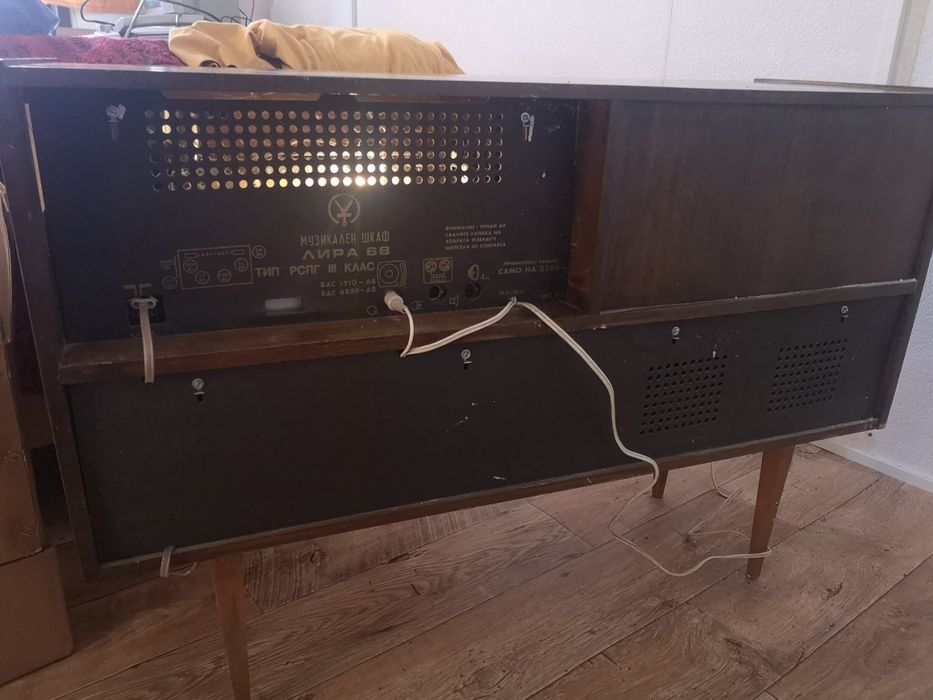 Стар радио - грамофонен  шкаф