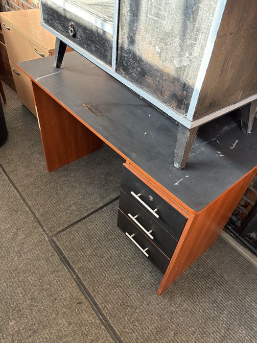 тумбочки, стол, шкафы даром