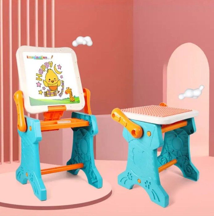 Маленький столик 2 в 1 с конструктором и магнитной доской.