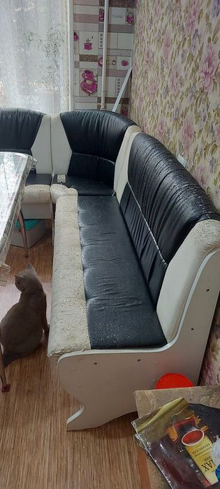 Отдам даром угловой кухонный диван
