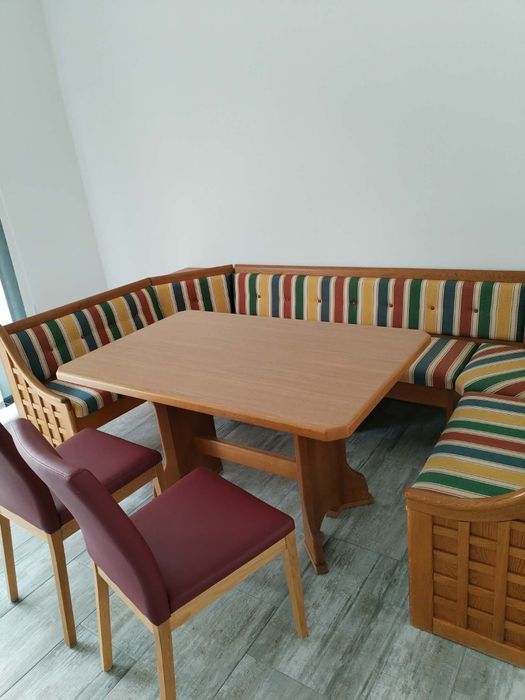 Vand coltar ,masa și doua scaune