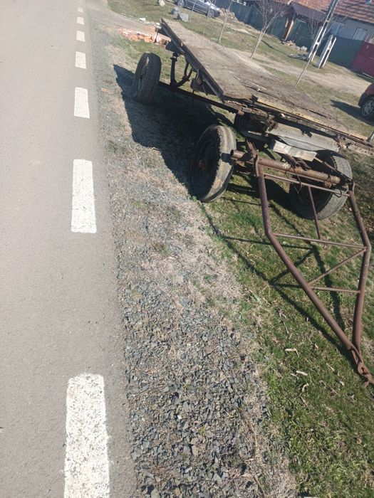 Vând straf și platforma