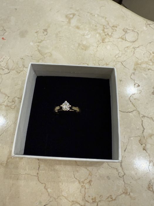 Кольцо с натуральным бриллиантом