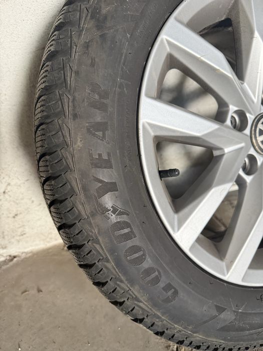 Продавам комплект зимни гуми с оригинални джанти VW.