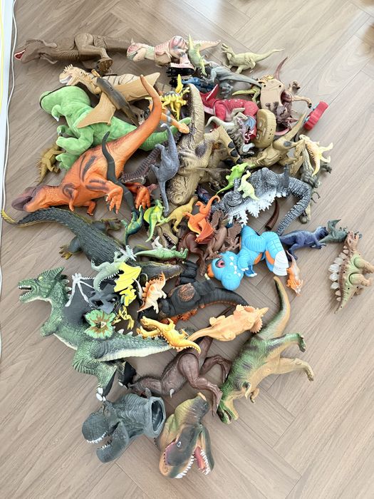 Продам игрушки Динозавры