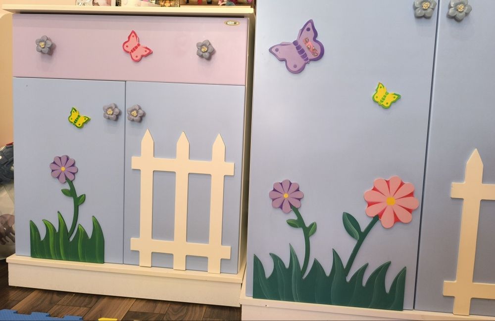 Комплект детски гардероб и скрин на цветя и пеперуди